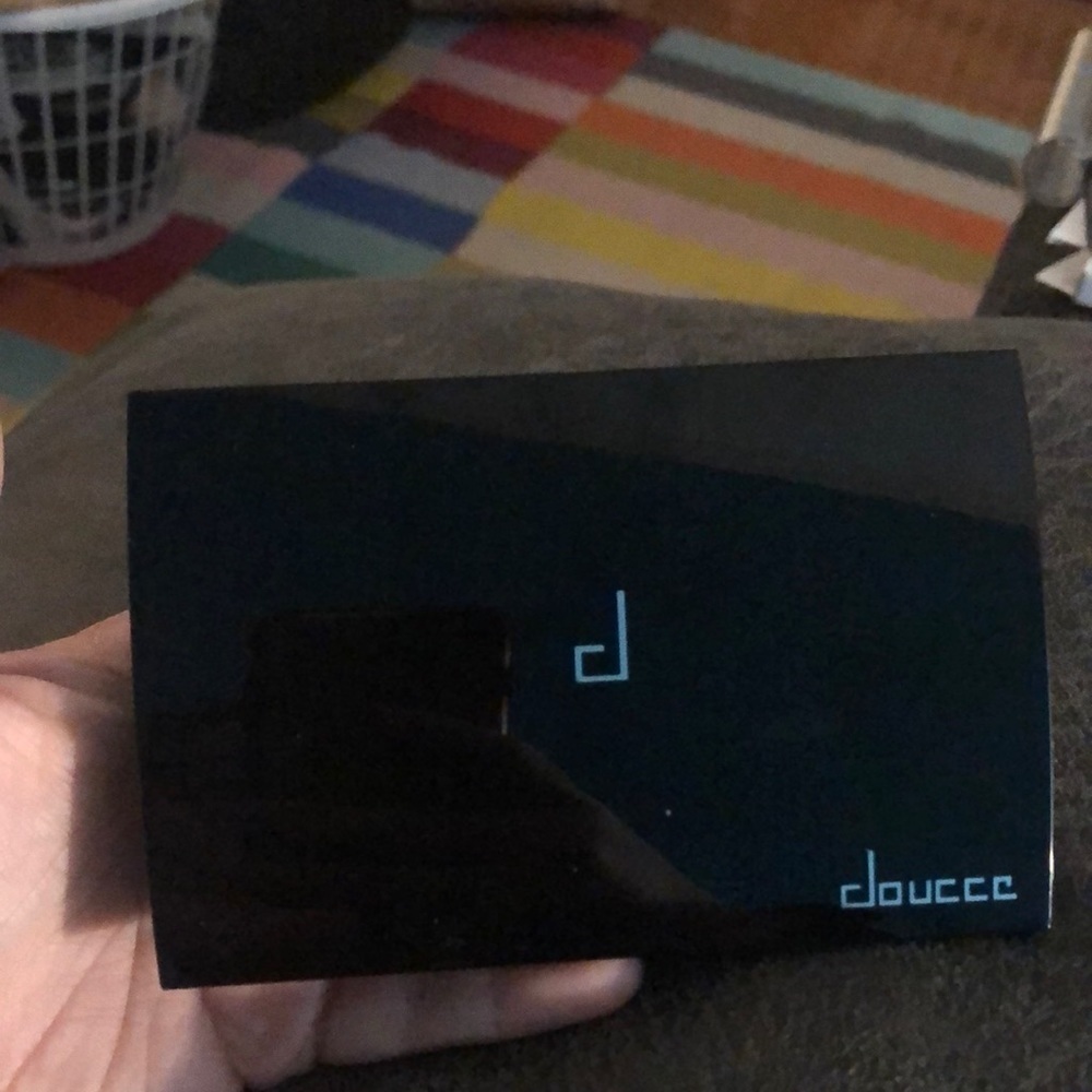 New Doucce FREEMATIC EYESHADOW PRO PALETTE